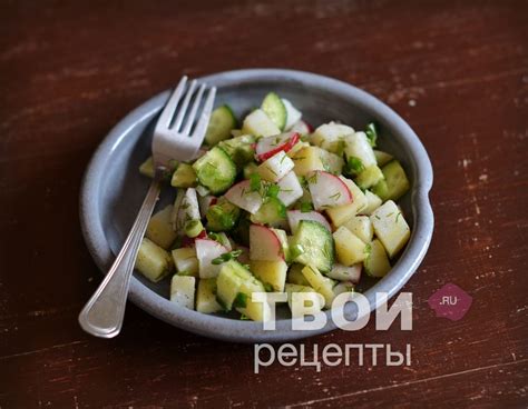 Салат с картофелем, свиными шкурками и салом