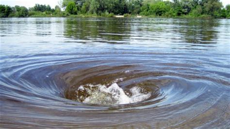 Важная символика водоворота в сновидении