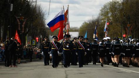 Военные парады и приспущенные флаги