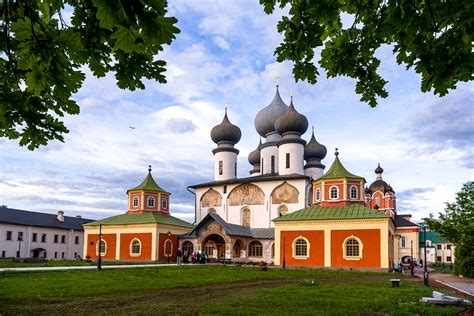 Если вы собираетесь из Девяткино в Тихвин, то вы можете посетить знаменитый Успенский монастырь