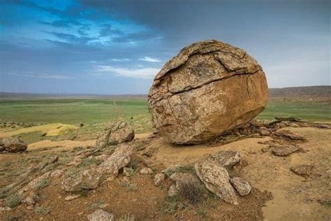 Загадочное видение: камень внутри бескрайних вод