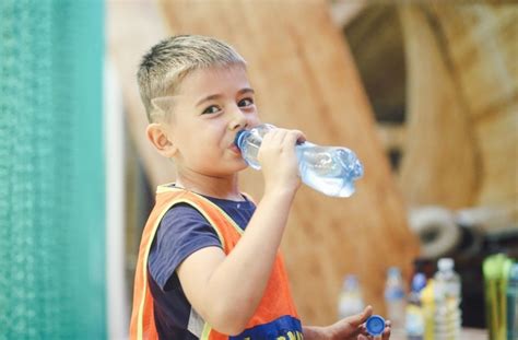 Используйте бутылочку с водой