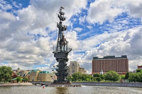 История памятника на Москве реке