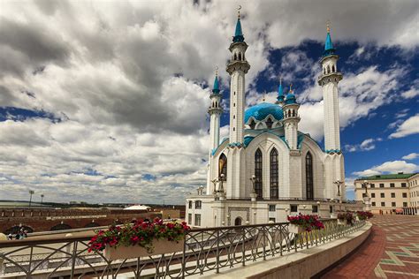 Кремль Казани - историческая достопримечательность и увлекательное место для изучения