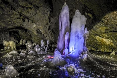 Ледяная пещера с хрустальными сталагмитами