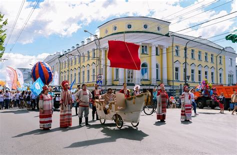 Массовые гуляния по городам и улицам