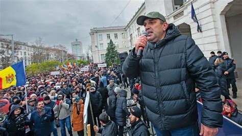 Общественность разделена в своих мнениях