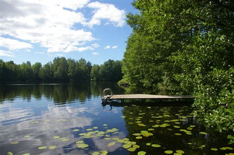 Означение сновидения с прозрачной и безупречной водой на полу в жилище