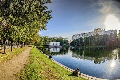 Патриаршие пруды - уютный парк в центре Москвы с приятной атмосферой