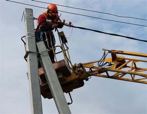 Проведение монтажных работ при установке столба под электричество в снт