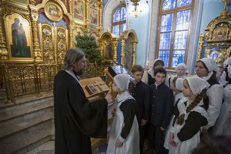 Разные ритуалы проведения служб в храме и монастыре