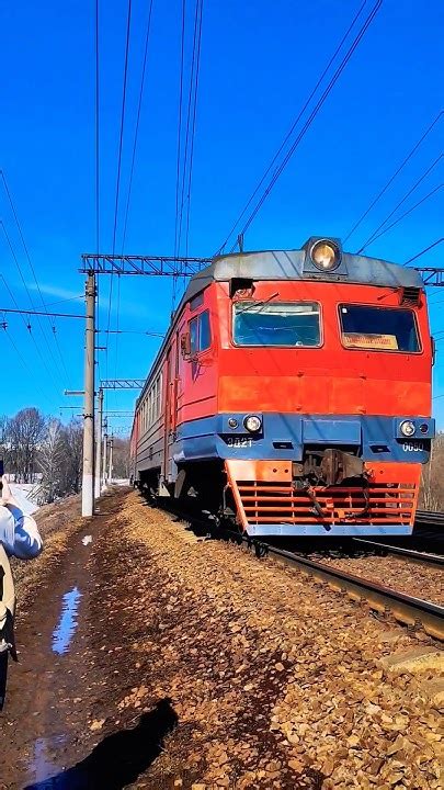 Разные стороны толкования снов: электропоезд проходит мимо