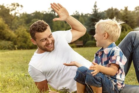 Семейные и родственные отношения: взаимодействие и влияние на нашу жизнь