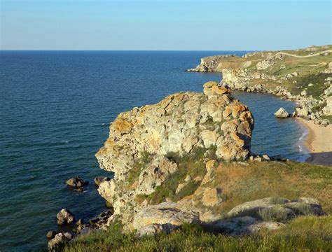 Скалистые берега и экзотические пляжи