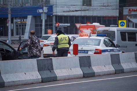 Сон о представителе дорожной полиции: какие аспекты могут быть закодированы?