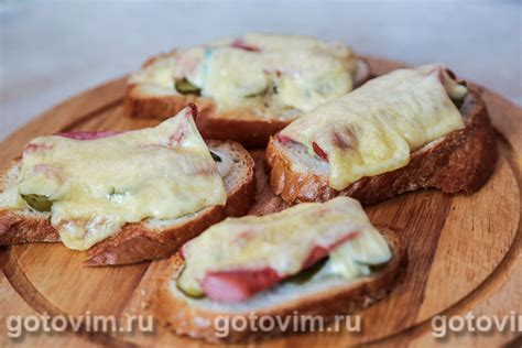 Тосты с сосисками и сыром