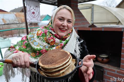 Угощение блинами в предвкушении праздника