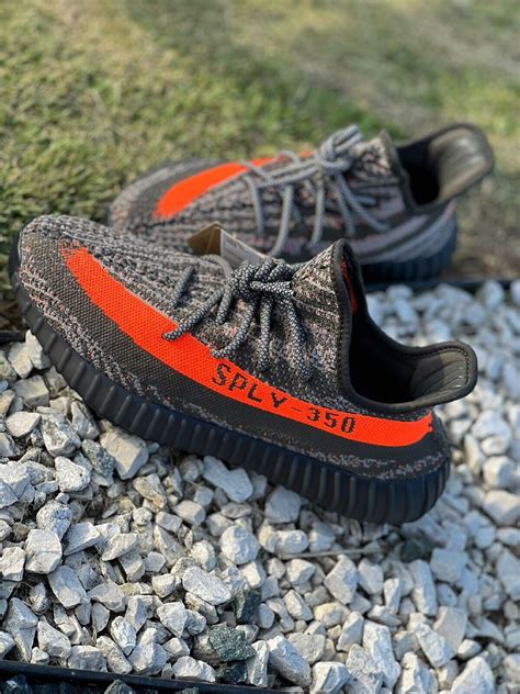 Элегантный образ с Yeezy Boost 350 V2