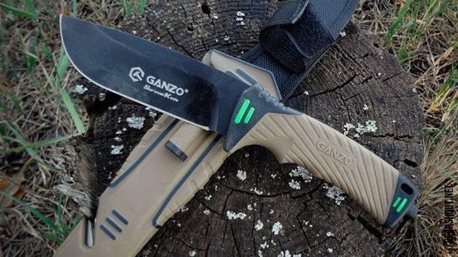Нож Ganzo G8012 с ножнами лежит на пеньке
